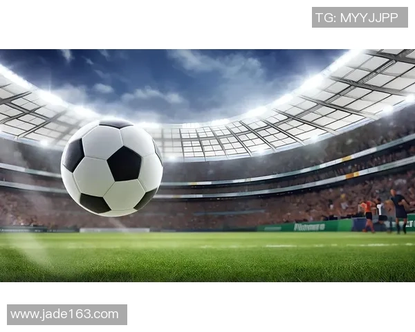 球迷欣赏足球明星精彩瞬间的视频集锦带你感受激情与荣耀